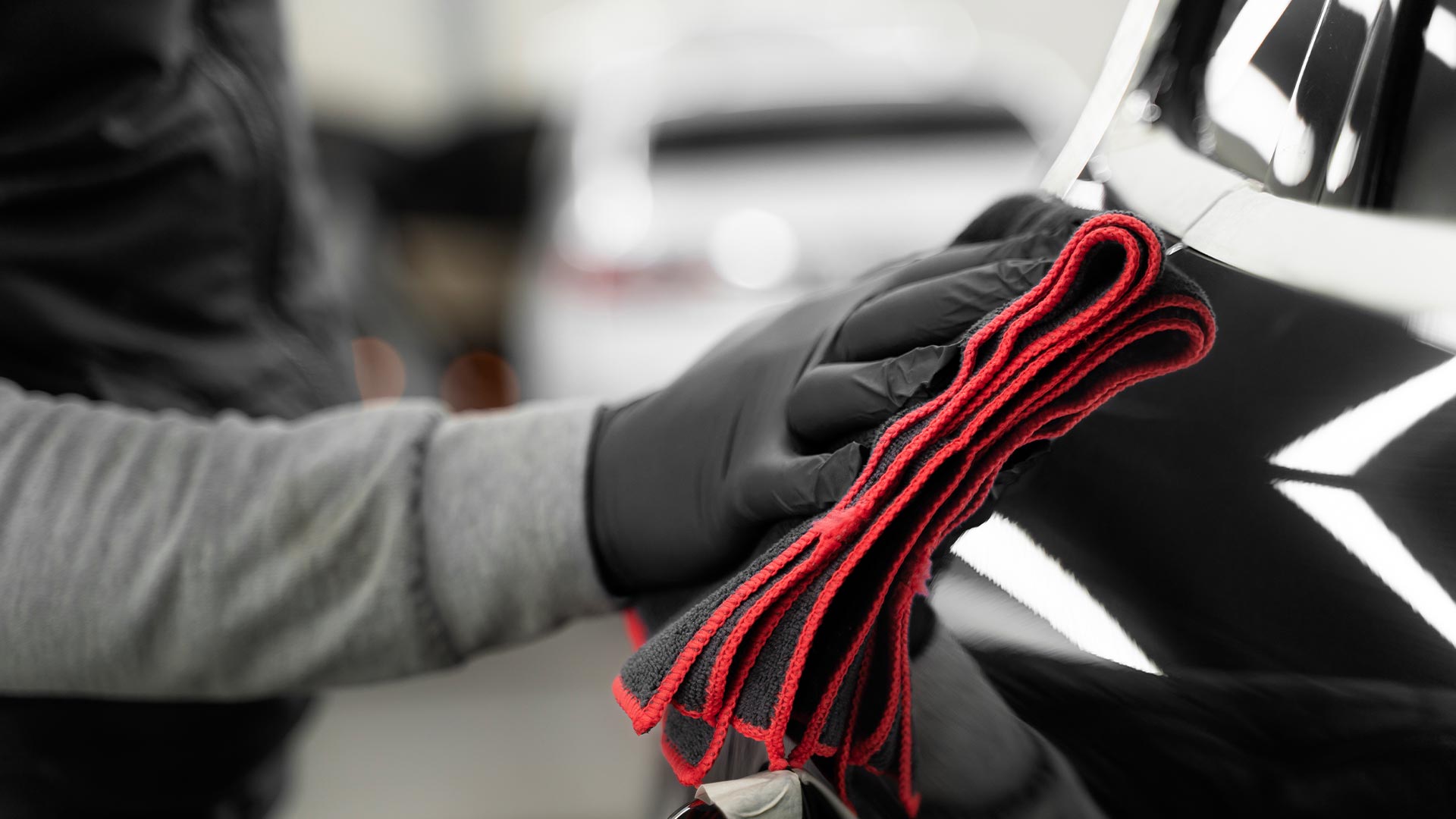 Afdækning af bil med tape inden autolakering – Jersie Autolakering